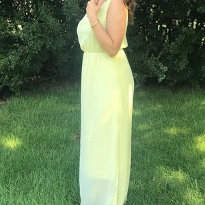 Yellow dress with necklace included. 🛒💃🏻